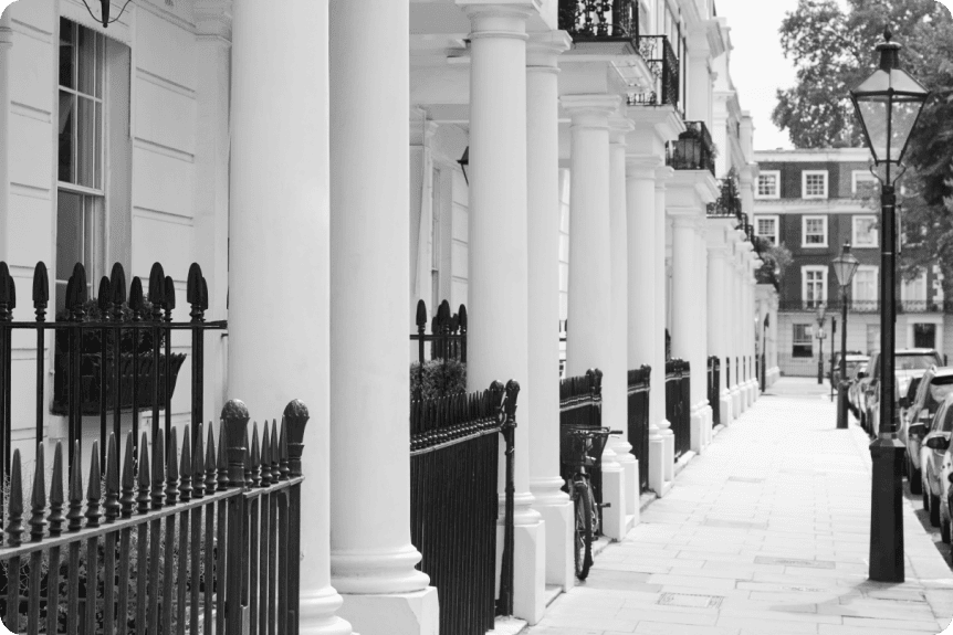 White stucco terrace on the Chelsea street where our Endospheres lymphatic drainage clinic in London sits